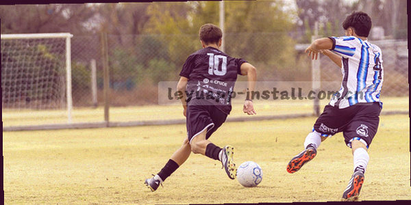 客服耳机与实时数据波形叠加的抽象视觉